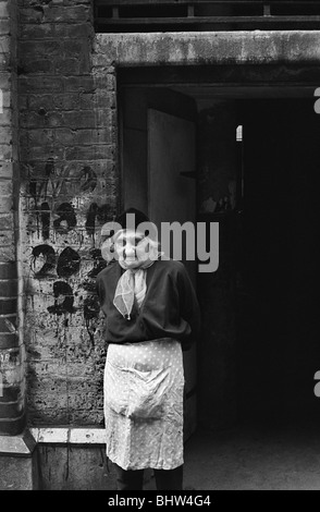 Viktorianische Slums der 1970er Jahre Großbritannien. Peabody Housing Estate. Tower Hamlets Whitechapel im Osten Londons. Die arme, ältere jüdische Dame vor ihrem Haus. 1975 HOMER SYKES Stockfoto