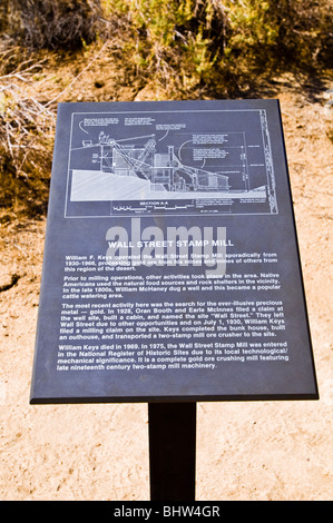 Interpretierende Zeichen an der Wall Street Pochwerk, Joshua Tree Nationalpark, Kalifornien Stockfoto