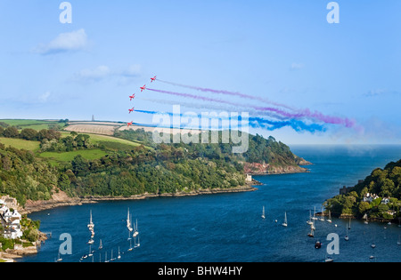 Royal Air Force Red Arrows Kunstflugvorführung bei der Dartmouth Regatta, Kingswear, Devon, England, Großbritannien Stockfoto