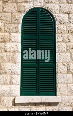 Gewölbte Fenster mit grünen Fensterläden in Libanon Nahost Asien Stockfoto