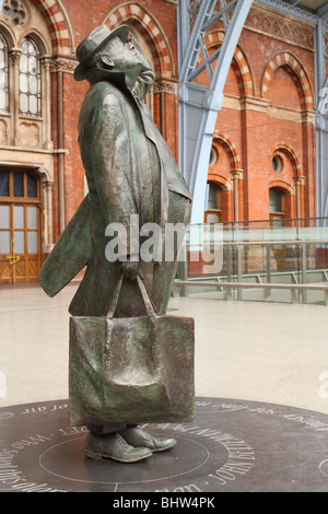 Statue von Dichter-Laureatus Sir John Betjeman am London St Pancras Bahnhof des Bildhauers Martin Jennings Stockfoto