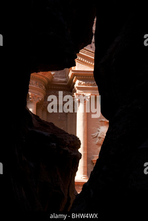 Das Treasury oder Al Khaznah in der alten roten rose Petra gesehen Trog die Siq-Schlucht in Wadi Musa, Jordanien. Stockfoto