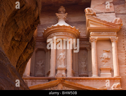 Die Schatzkammer oder Al Khaznah an die alten roten rose Stadt Petra in Wadi Musa, Jordanien. Stockfoto