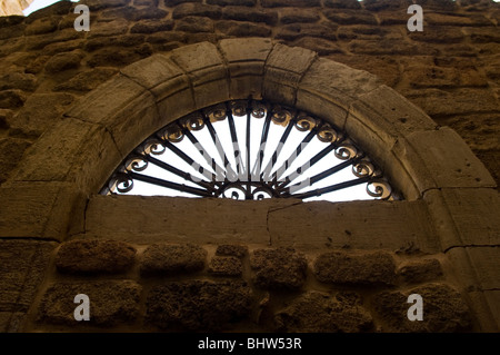 Alte gewölbte Fenster in einer Steinmauer in Saida-Libanon-Nahost Stockfoto