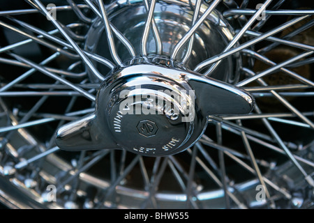 Chrom-Draht-Rad auf einem Oldtimer MGB-motor Stockfoto