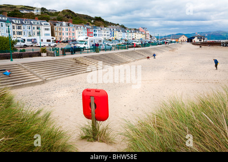 Strand mit Schritten und Stadtbild, Aberdyfi, Aberdovey, Nordwales Stockfoto