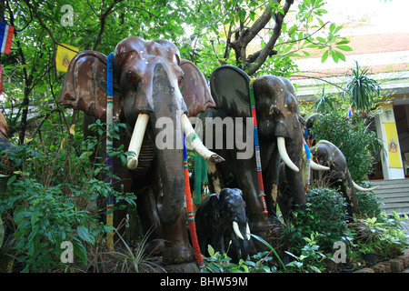 Hölzerner Elefantenstatuen in einem Tempel in Bangkok, Thailand. Stockfoto