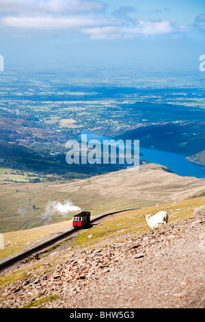 Snowdon Mountain Railway nach unten zum Llanberis und Llyn Padarn See, Nordwales Stockfoto