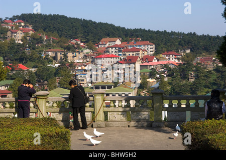 Zwei chinesische Touristen in die kleine Stadt Guling in Lu Shan Bergen. Jiangxi Provinz, China. Stockfoto