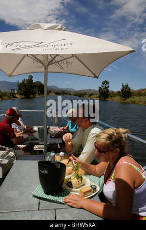 Touristen genießen Mittagessen an Bord Boot Reise auf dem Breede River zwischen Worcester und Robertson western Cape in Südafrika Stockfoto