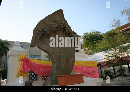 Schlange-Statue am Eingang eines buddhistischen Tempels in Bangkok, Thailand. Stockfoto