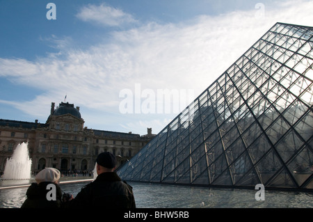 älteres Ehepaar bei Pyramide des Louvre in Paris Stockfoto