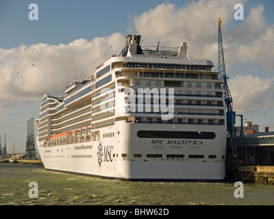 Kreuzfahrtschiff MSC Magnifica in Southampton UK festgemacht Stockfoto