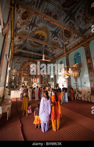 Indien, Kerala, Champakulam Dorf, syrische Christian Church Interieur, Taufe Dienst im Gange Stockfoto