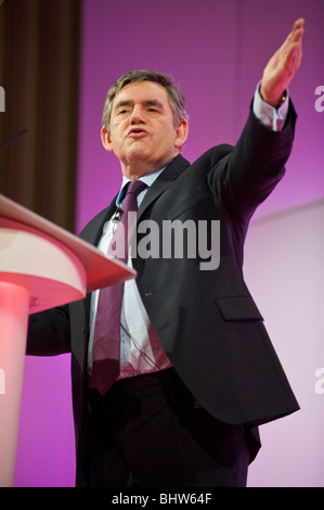 Premierminister Gordon Brown im Bild bei der Bewältigung der Welsh Labour Party Conference 2010 in Swansea in Wales Großbritannien Stockfoto