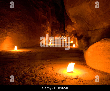 Die Al-Siq-Schlucht führt an den Fiskus beleuchtet mit Kerzen für Petra bei Nacht in Wadi Musa, Jordanien. Stockfoto