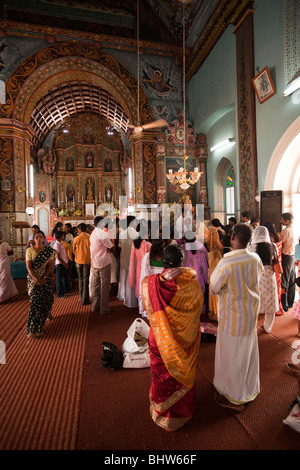 Indien, Kerala, Champakulam Dorf, syrische Christian Church Interieur, Taufe Dienst im Gange Stockfoto