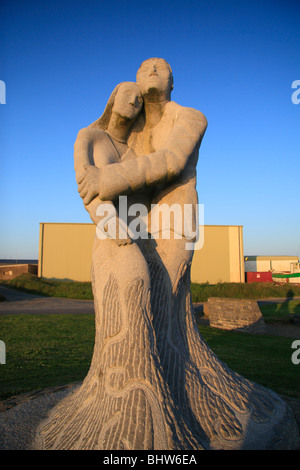 Statue eines trauernden Paares in der Memorial Garden für die auf See verloren in Kilmore Quay, Co. Wexford, Südirland. Stockfoto