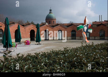 Les Abattoirs Museum und Skulptur, 'La Grande Fleur qui Marche" von Fernand Leger, Detail der ehemaligen Tiergehege, Toulouse, Occitanie Frankreich Stockfoto