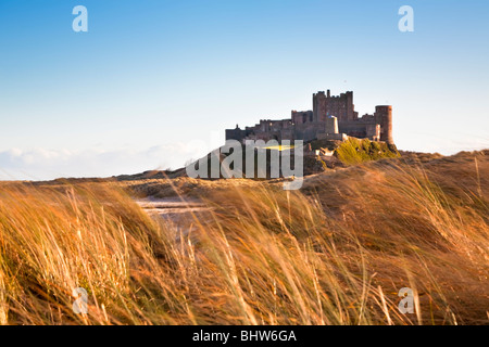 Bamburgh Castle in der Abendsonne Northumberland, England Stockfoto