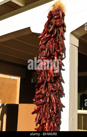 Chili-Girlanden hängen in alten Stadt Albuquerque, New Mexico. Stockfoto