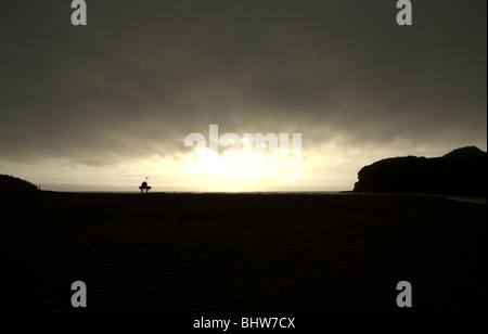 Rettungsschwimmer-Hütte Silhouette am Bethells Beach, Neuseeland Stockfoto