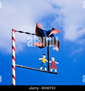 Schule Kreuzung Warnschild mit Windrad und Kinder Figuren, Hautvillers, Marne, Champagner, Grand Est, Frankreich, Europa, Stockfoto