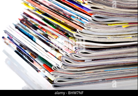 Magazine stapeln isoliert auf weißem Hintergrund Stockfoto