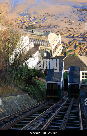 Die Spuren der South Cliff Standseilbahnen über South Bay Strand, Scarborough, North Yorkshire, UK Stockfoto