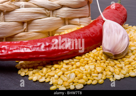 Würzige Linsensuppe curry Zutaten aus gelben Linsen, rote Chili und Knoblauch auf dunklem Schiefer. Stockfoto