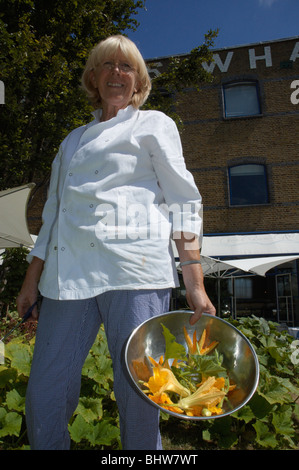 Rose Gray, Küchenchef und Mitinhaber des River Café nimmt Zucchini Blumen aus dem Garten im Restaurant, ihre Küche zu verwenden Stockfoto