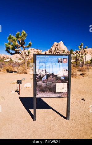 Interpretierende Schild am Ausgangspunkt der Wanderung an der Wall Street-Mühle, Joshua Tree Nationalpark, Kalifornien Stockfoto