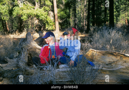 Zwei Pre Teen jungen Camper Metolius Fluss in den Cascade Mountains in der Nähe von Camp Sherman Stockfoto