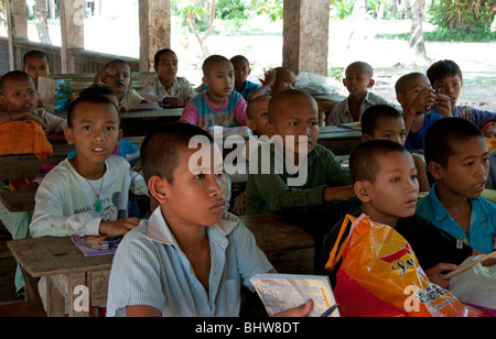 Schülerinnen und Schüler in einem Klassenzimmer in einem Waisenhaus in der Nähe von Siem Reap, Kambodscha Stockfoto