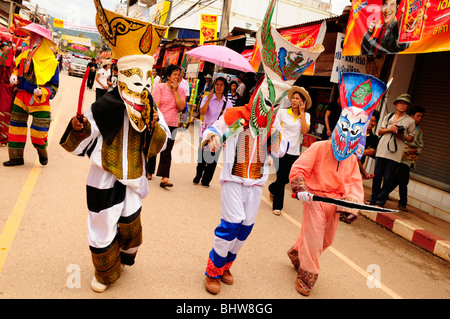 jungen gekleidet als Phitakhon Geister, Phitakon Festival (Phi ta Khon), Dansai, Loei, Thailand Stockfoto