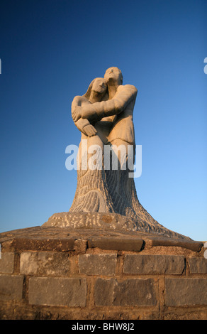 Statue eines trauernden Paares in der Memorial Garden für die auf See verloren in Kilmore Quay, Co. Wexford, Südirland. Stockfoto