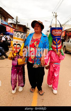 Mutter mit Kindern als Gespenster verkleidet und Geist Masken,, Phitakon Festival (Phi ta Khon), Dansai, Loei, Thailand Stockfoto