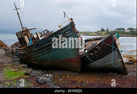 Schiffbruch stillgelegten inshore Angelboote/Fischerboote am Strand von Salen nahe Tobermory Isle of Mull Inneren Hebriden Scotland UK Stockfoto