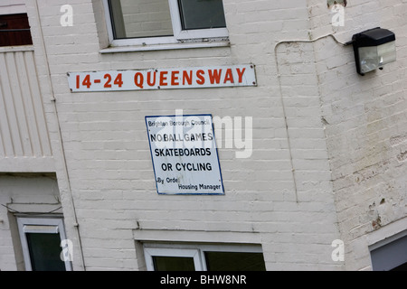 Kein Ball Spiele Rat Schild an einem Wohnblock in Queensway, Brighton, East Sussex, UK. Stockfoto