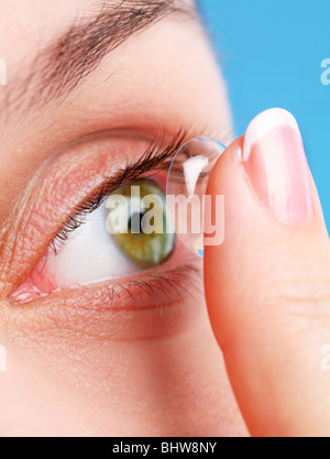 menschliche Auge mit Korrekturlinse auf blauem Stockfoto