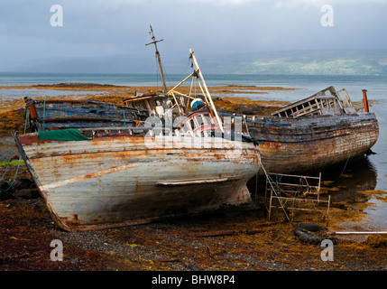 Schiffbruch stillgelegten inshore Angelboote/Fischerboote am Strand von Salen nahe Tobermory Isle of Mull Inneren Hebriden Scotland UK Stockfoto