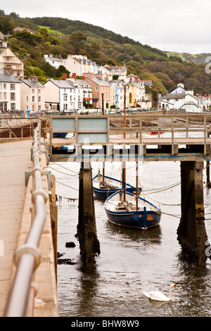 Segelboote und Pier mit Stadtbild, Aberdyfi, Aberdovey Harbour, Nordwales Stockfoto