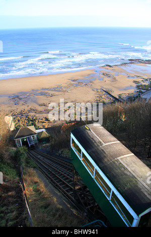 Eine Straßenbahn steigt South Cliff Seilbahn über South Bay Strand, Scarborough, North Yorkshire, UK Stockfoto