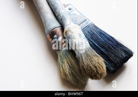 Alte Pinsel auf weißem Hintergrund Stockfoto