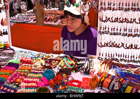 Kolumbien, Mercado de San Alejo, Student Handwerk und Kunstmesse statt 1. Samstag des Monats im Parque Bolivar, La Candelaria Stockfoto