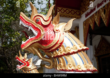 Die Naga, ein Thai Sympathieträger erscheint als eine Schlange oder Cobra außerhalb der Wat Doi Suthep, Chiang Mai Thailand Stockfoto