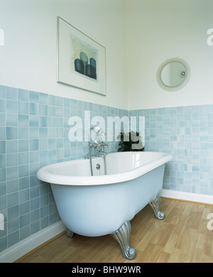 Blass blau Roll-Top Badewanne im modernen Badezimmer mit Pastell blau Wandfliesen Stockfoto