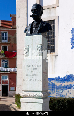 Büste von Julio de Castilho (Lissabon Historiker) in der Miradouro de Santa Luzia (Belvedere / Terrasse) in der Alfama. Lissabon, Portugal. Stockfoto