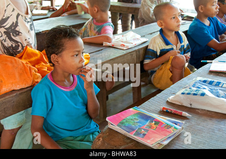 Schülerinnen und Schüler in einem Klassenzimmer in einem Waisenhaus in der Nähe von Siem Reap, Kambodscha Stockfoto