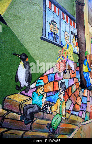 Detail der Wandbilder/Street Art auf Bland Cliff, einem historischen gepflasterten Hügel im Badeort Scarborough, North Yorkshire Stockfoto